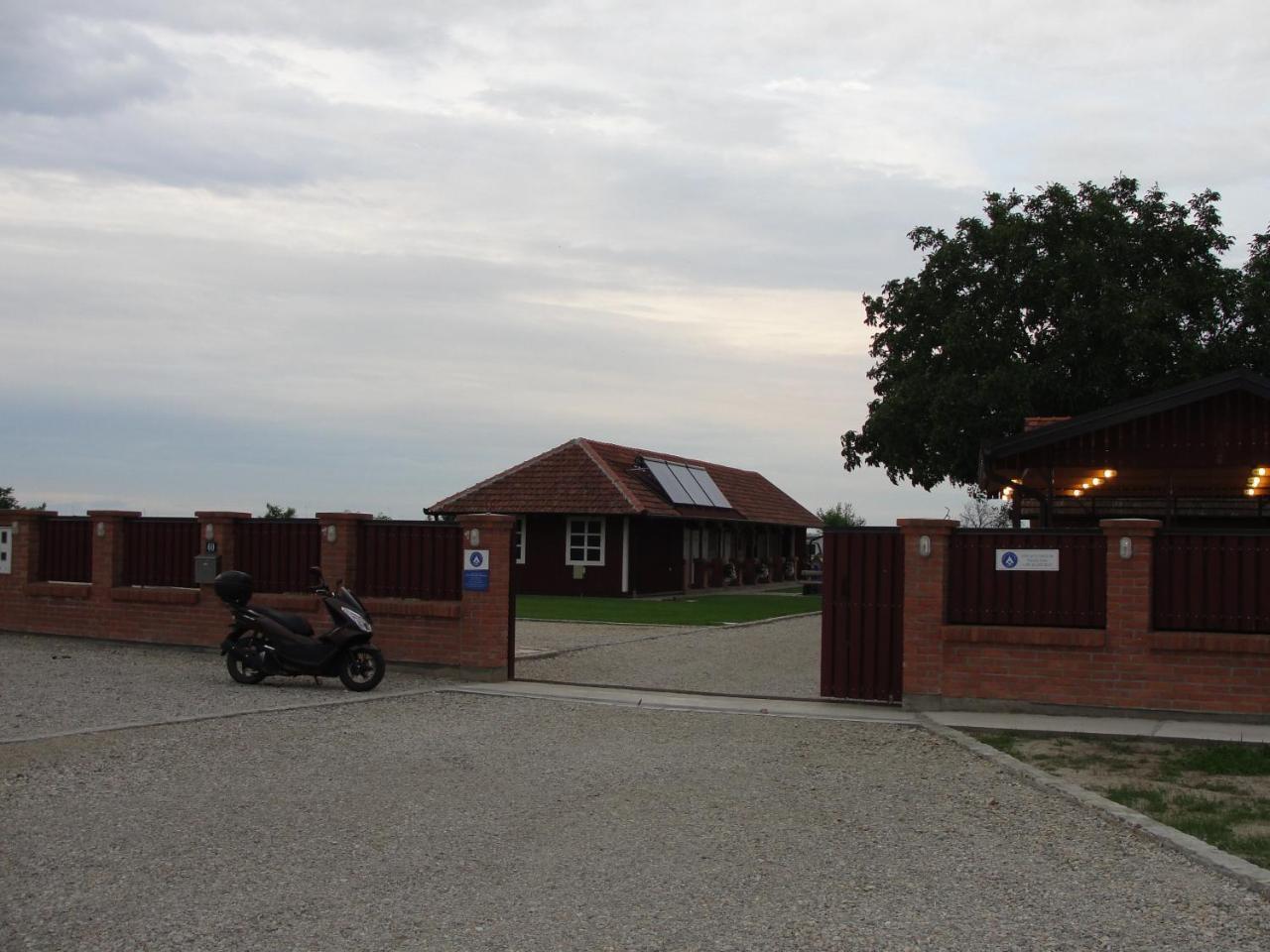 Coffeecamp-Kovilj Otel Dış mekan fotoğraf